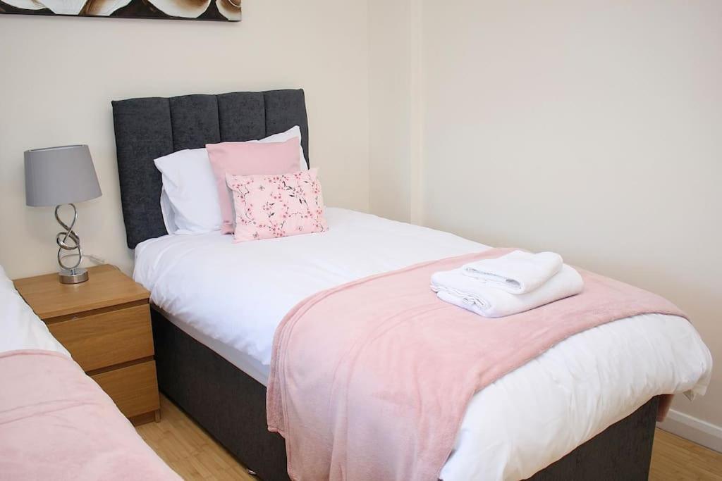 Contractor'S Haven- 4-Bedroom House With Free Parking, Super Fast Wifi, Fran Properties In Aylesbury, Pets Are Welcome! Aylesbury  Exteriör bild