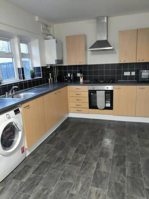 Contractor'S Haven- 4-Bedroom House With Free Parking, Super Fast Wifi, Fran Properties In Aylesbury, Pets Are Welcome! Aylesbury  Exteriör bild